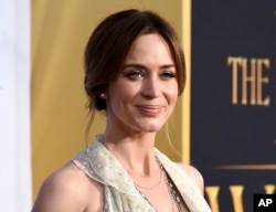 Emily Blunt saat Premiere LAUT "The Huntsman: Winter's War" di Los Angeles, 11 April 2016. (Foto: dok). Blunt akan membintangi "Mary Poppins Returns" bersama Lin-Manuel Miranda yang rencananya akan dirilis Desember tahun ini.