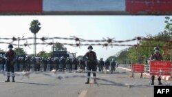 နေပြည်တော်ရှိ လမ်းတခုမှာ လုံခြုံရေးယူနေတဲ့ ရဲတပ်ဖွဲ့ဝင်တချို့။ (ဖေဖော်ဝါရီ ၀၈၊ ၂၀၂၁)