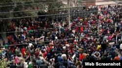 Warga Taifu County di Lu Xian, provinsi Sichuan, berkumpul di luar Sekolah Menengah Taifu, 6 April 2017, sebagai aksi protes menyusul tewasnya seorang pelajar di sekolah tersebut.