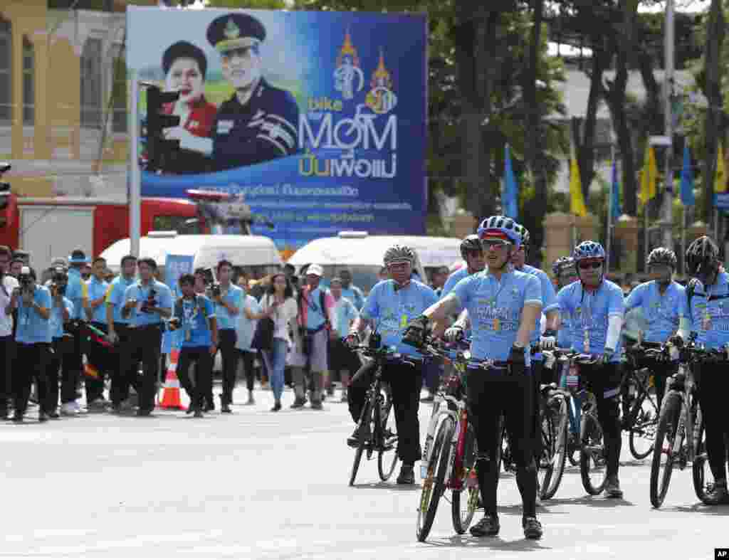 Thái tử Vajiralongkorn chuẩn bị dẫn đầu đoàn người tham gia sự kiện &#39;Đạp xe cho Mẹ&#39; tại Bangkok, ngày 16/8/2015. Hàng ngàn người đi xe đạp đạp xe 43km (26 dặm) qua các đường phố của thủ đô Bangkok để đánh dấu sinh nhật lần thứ 83 của Hoàng hậu Sirikit.