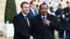 Le président français Emmanuel Macron, à gauche, salue son homologue camerounais Paul Biya à l'Elysée à Paris, le 12 décembre 2017.