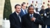 Le président français Emmanuel Macron, à gauche, salue son homologue camerounais Paul Biya à son arrivée à l'Elysée à Paris, le 12 décembre 2017.