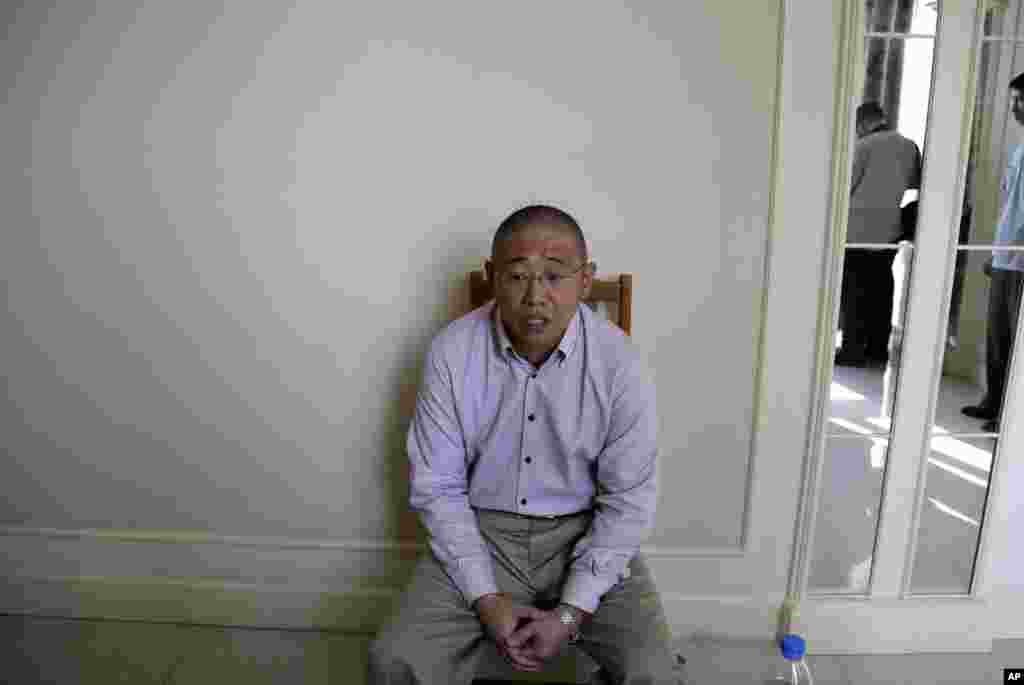 کنت بی (Kenneth Bae)، راهنمای تور و مبلغ مذهبی آمریکایی کره ای تبار که به مدت ۱۵ سال حبس در زندان های کره شمالی محکوم شده است، در حال گفتگو با خبرگزاری آسوشیتدپرس در پیونگ یانگ.