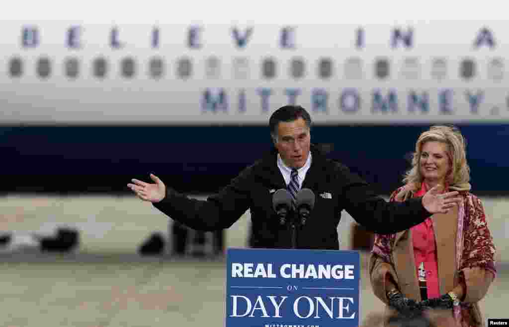 U.S. Republican presidential nominee Mitt Romney and his wife Ann arrive at a campaign rally in Newington, New Hampshire, November 3, 2012. 