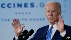 El presidente Joe Biden habla sobre las vacunaciones contra el COVID-19 después de recorrer un sitio en construcción de Clayco Corporation para el centro de datos de Microsoft, el jueves 7 de octubre de 2021, en Elk Grove Village, Illinois, EE. UU.