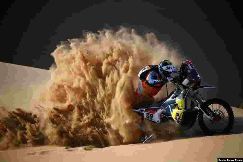 El belga&nbsp;Biker Walter Roelants lucha contra las dunas durante la segunda etapa del Dakar 2021, entre&nbsp;Bisha y Wadi Ad-Dawasir, en Arabia Saudita, el 4 de enero de 2021.
