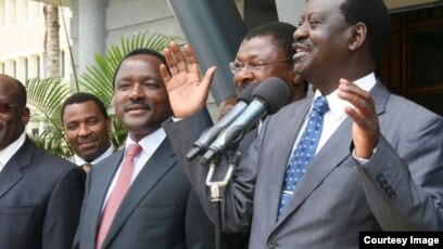 Kiongozi wa chama cha upinzani cha ODM na mugombea wa urais nchini kenya, Raila Odinga (kulia).