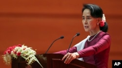 Pemimpin de facto Myanmar Aung San Suu Kyi di ibukota Naypyitaw, Myanmar, Selasa (19/9).