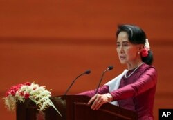 Aung San Suu Kyi menyampaikan pidatonya menanggapi kecaman dunia internasional terhadap krisis Rohingya di Rakhine, Myanmar.