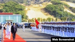 Chủ tịch nước Trương Tấn Sang thăm Cảng Quốc tế Cam Ranh (ảnh chụp từ trang web Người Lao Động).