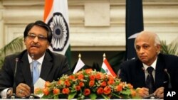 5일 뉴델리 기자회견장에서 발언하는 란잔 마타이 인도 외무장관(오른쪽)과 잘릴 압바스 질라니 파키스탄 외무장관.