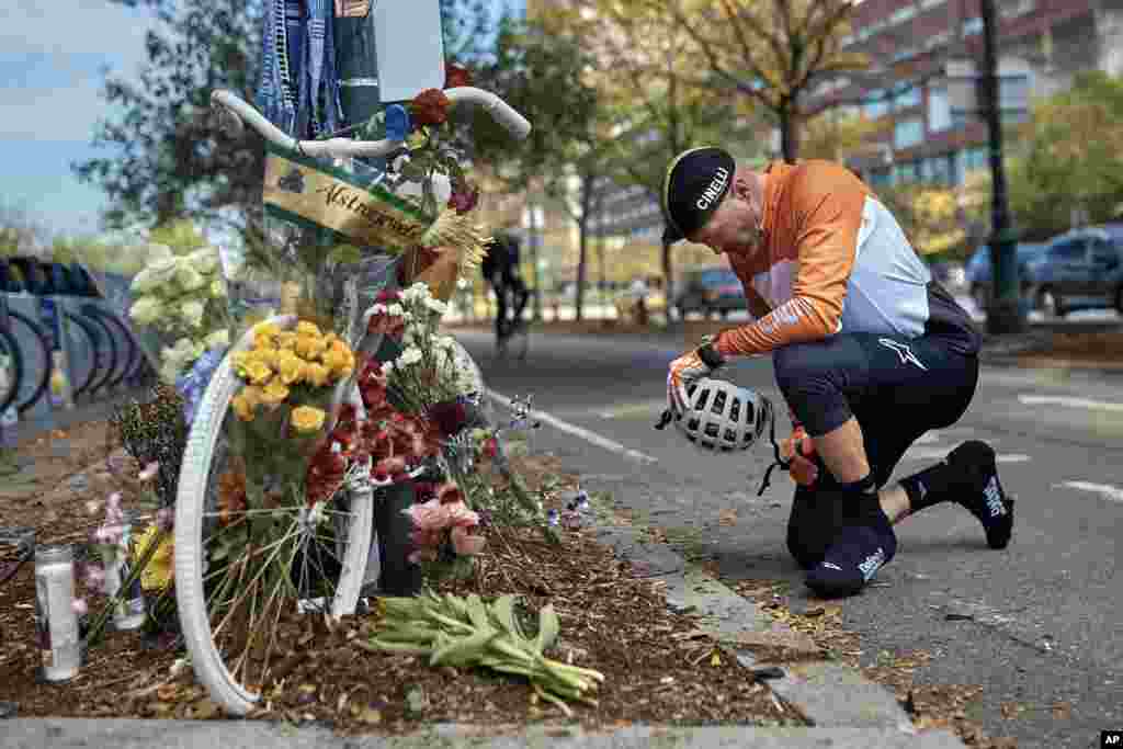ادای احترام یک دوچرخه سوار به قربانیان حمله تروریستی که توسط مرد ازبک&zwnj;تبار در نیویورک به وقوع پیوست و ۸ کشته برجای گذاشت.