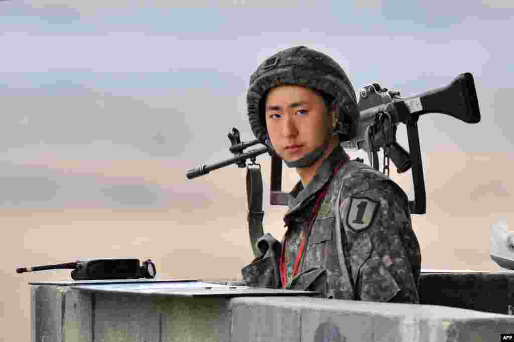 2013年4月5日,一名韓國士兵在邊界城市坡州分隔朝鮮半島南北方的非軍事區附近站崗。