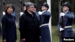 Ukraine's President Petro Poroshenko, right, and his Estonian counterpart Kersti Kaljulaid inspect an honor guard during Poroshenko's visit in Tallinn, Estonia Jan. 23, 2017. 