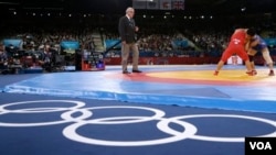 Cuba's Gustavo Balart, left, competes with South Korea's Choi Gyu-jin during a 55-kg Greco-Roman wrestling competition, London, Aug. 5, 2012.