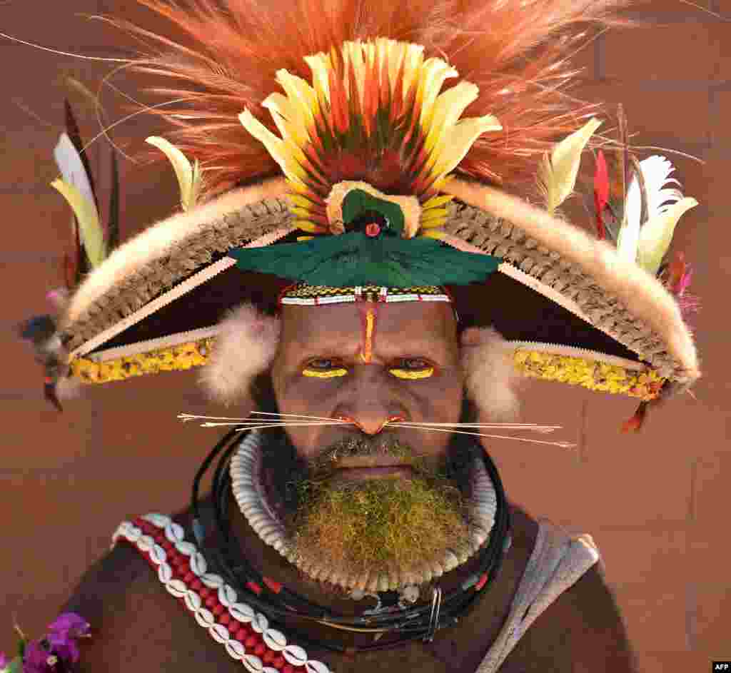 A local tribesman waits to see China&#39;s President Xi Jinping during his visit to the Butuka Academy school in Port Moresby, Papua New Guinea, ahead of the Asia-Pacific Economic Cooperation (APEC) summit.