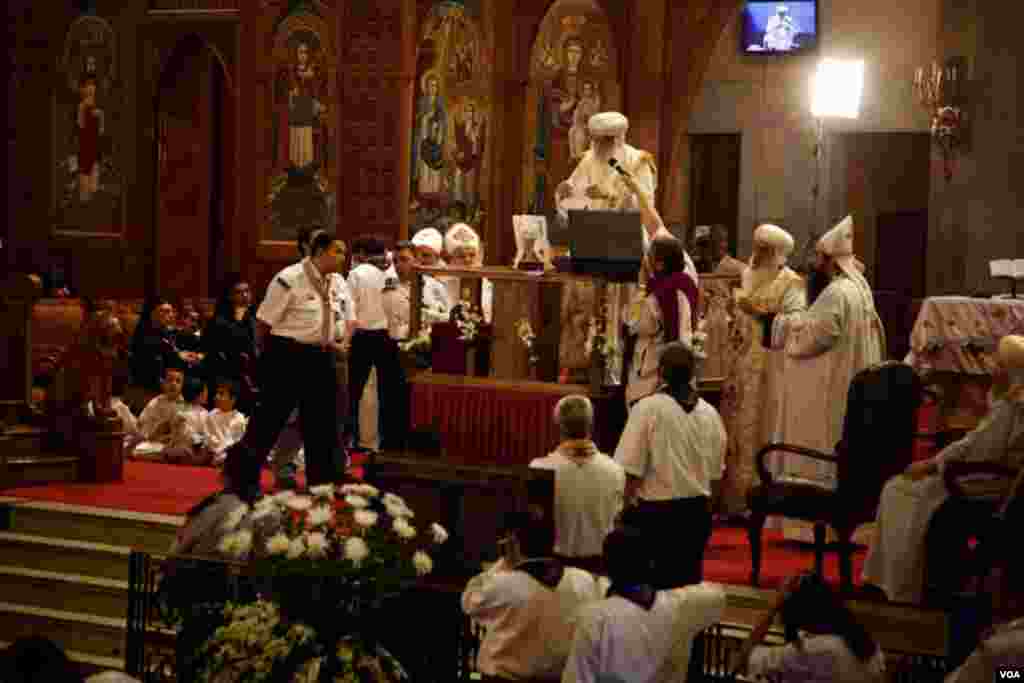 Interim Pope Bakhomious leading Sunday&#39;s ceremonies at Saint Mark&#39;s Coptic Orthodox Cathedral in Cairo, November 4, 2012. (Yuli Weeks/VOA) 