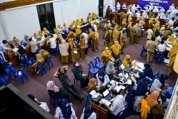 Para aparatur sipil negara sedang menunggu giliran mendapat suntikan vaksin COVID-19 di Banda Aceh, 5 April 2021. (Foto: Chaideer Mahyudin/AFP)