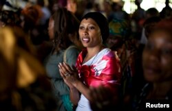 Seorang perempuan bernyanyi saat berdoa di paroki Saint Francis Xavier, yang merupakan bagian dari Ephphata, cabang dari gereja Katolik, sebelum kedatangan Paus Benedict XVI di Yaounde, 17 Maret 2009.