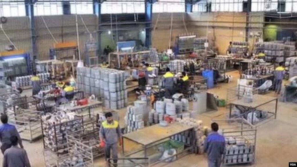 کارگران ایرانی در یک واحد تولیدی- خدماتی (آرشیو)