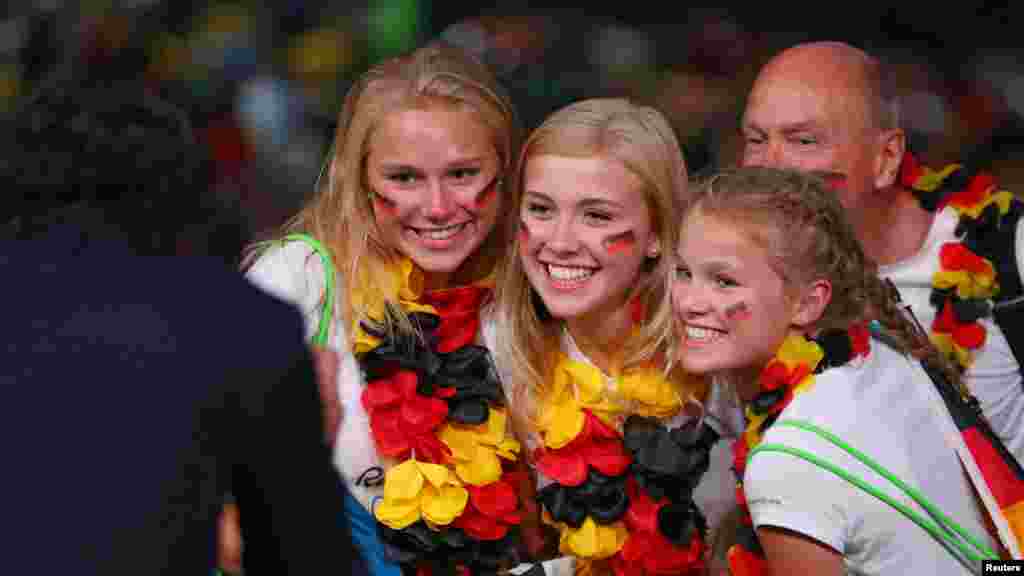 Des jeunes filles habillées aux couleurs de l'Allemagne se prennent des photos à Rio de Janeiro, Brésil, 5 août 2016.