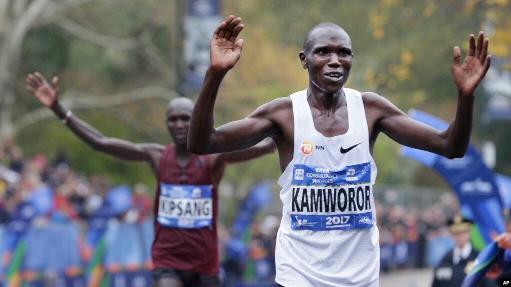 Geoffrey Kamworor wa kenya akimaliza mbio za Marathon za New York, Nov. 5, 2017.