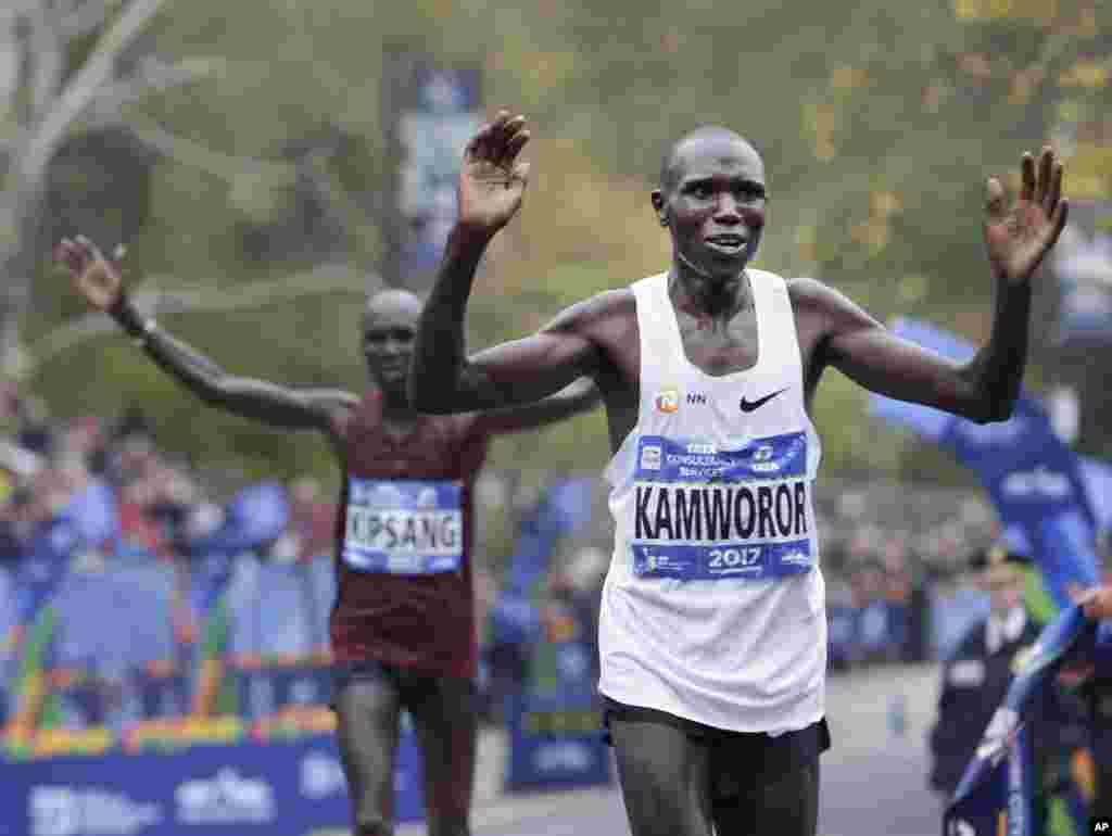 Geoffrey Kamworor of Kenya crosses the finish line first in the men's division of the New York City Marathon in New York, Nov. 5, 2017.