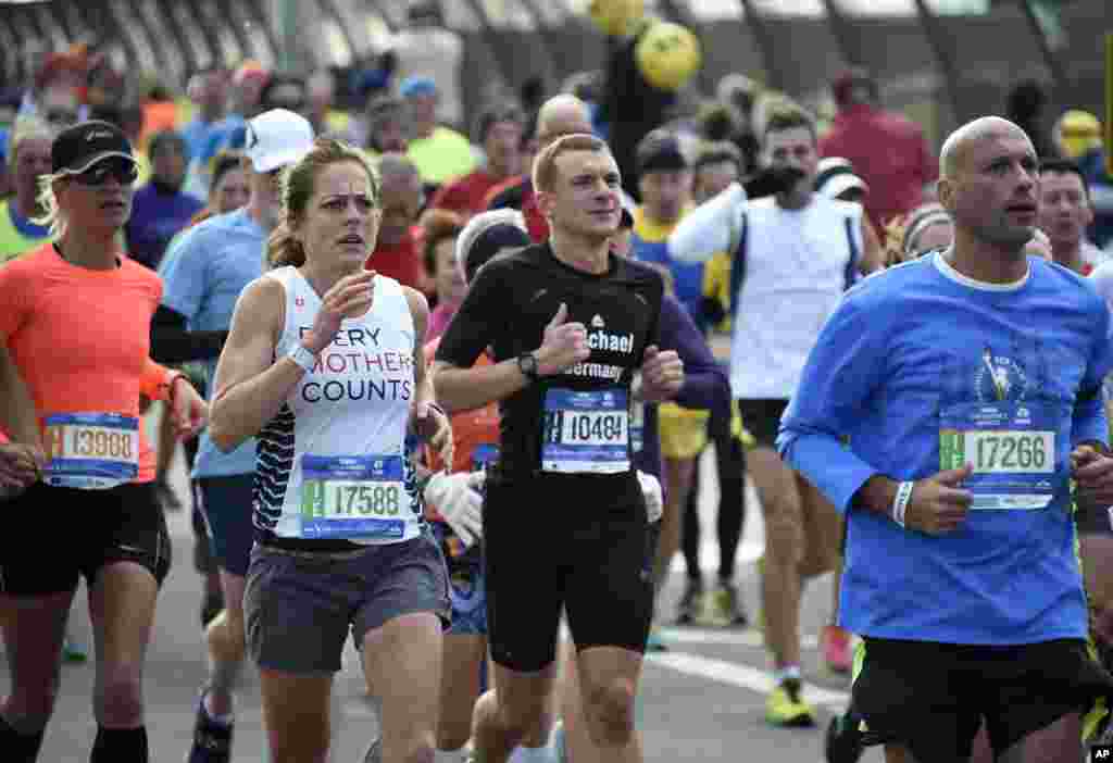 Les coureurs&nbsp; traversent le pont Pulaski pour entrer dans le quartier Queens de New York pendant le marathon de New York City, le 2 novembre 2014, à New York. 