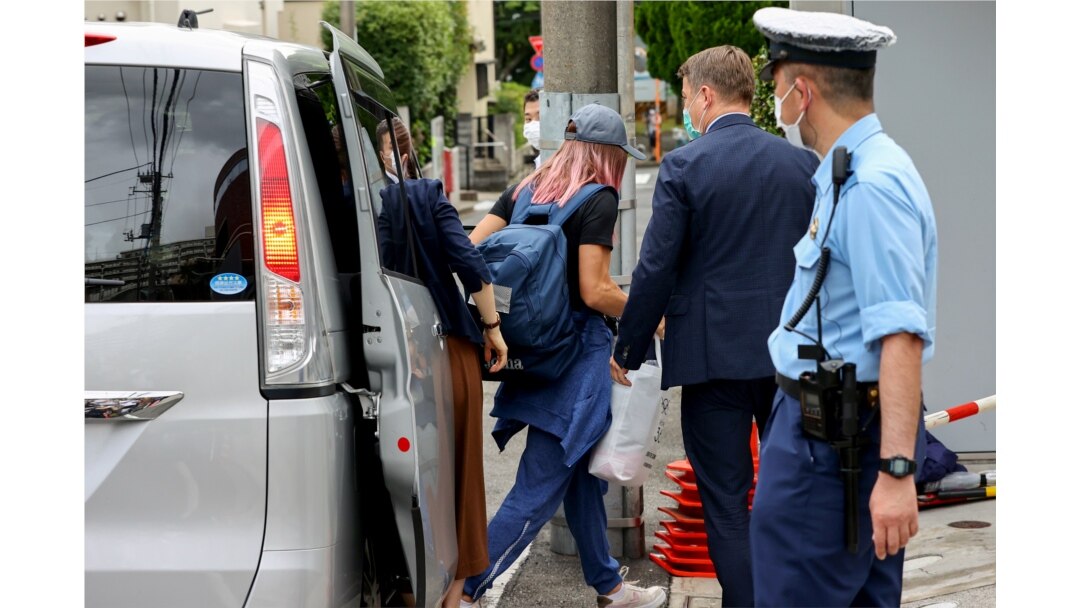 Sprinter Belarusia Krystsina Tsimanouskay tiba di kedutaan Polandia di Tokyo, Jepang, 2 Agustus 2021. (REUTERS/Kim Kyung-Hoon)