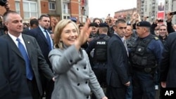 US Secretary of State Hillary Rodham Clinton waves during an unannounced stop in Pristina, Kosovo, 13 Oct 2010.