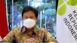 Menkes Budi Gunadi Sadikin dalam telekonferensi pers di Jakarta, Jumat (9/7) mengungkapkan Tenaga Medis akan segera mendapatkan vaksin COVID-19 dosis ketiga dengan vaksin Moderna (Foto:VOA).