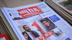 Foto dari Perdana Menteri Ethiopia Abiy Ahmed dan ketua Partai Pembebasan Rakyat Tigray Debretsion Gebremichael hadir di halaman depan sebuah koran lokal di Addis Ababa, pada 3 November 2021. (Foto: Reuters)