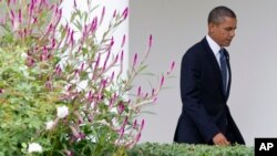 President Barack Obama walks from the Oval Office of the White House along the colonnade before traveling to the United Nations General Assembly in New York, Sept. 23, 2013.