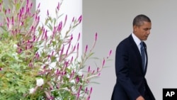 Presiden Barack Obama berjalan keluar dari kantor oval di Gedung Putih, sesaat sebelum bertolak ke New York untuk menghadiri Sidang Umum PBB (23/9).