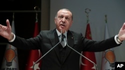 레제프 타이이프 에르도안 터키 대통령이 22일 앙카라에서 열린 정의개발당(AKP) 지지모임에서 연설하고 있다.
