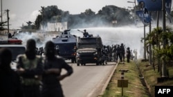 Cảnh sát chống bạo động được nhìn thấy dùng vòi rồng để giải tán những người ủng hộ ông Jean Ping trong cuộc đụng độ nổ ra tại thủ đô Libreville, ngày 31/8/2016. 