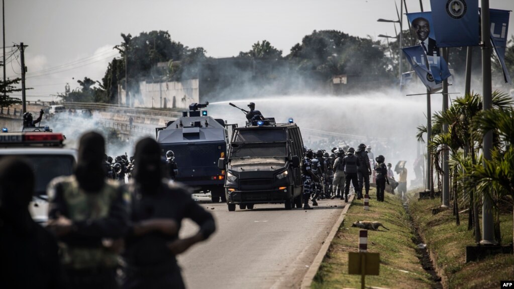 Des policiers et un canon à eau de la police anti-émeute déployés à Libreville, le 31 août 2016 .