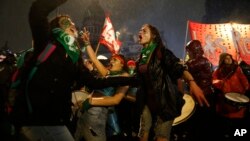 Manifestation en faveur de la dépénalisation de l'avortement devant le Congrès où les législateurs débattent de la question à Buenos Aires, en Argentine, le 8 août 2018. (Photo AP/Natacha Pisarenko)