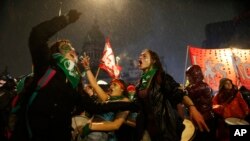 Women in support of decriminalizing abortion protest in the rain outside Congress where lawmakers are debating the issue in Buenos Aires, Argentina, Wednesday, Aug. 8, 2018. (AP)