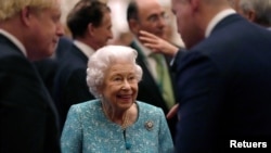 ARCHIVO: La reina Isabel de Gran Bretaña y el primer ministro Boris Johnson saludan a los invitados en una recepción para la Cumbre de Inversión Global en el Castillo de Windsor, Windsor, Reino Unido, el 19 de octubre de 2021. Alastair Grant / Pool vía REUTERS / File Photo