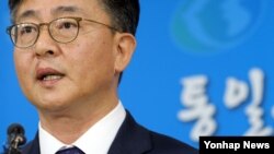 홍용표 한국 통일부 장관이 10일 "개성공단 중단 결정을 북한에 통보했다"고 발표하고 있다.