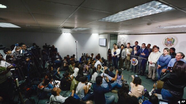 Juan Guaidó habla a la prensa luego de ser ratificado como presidente de la Asamblea Nacional.