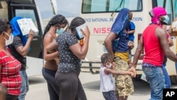 Des migrants haïtiens évacués par les autorités américaines à Port-au-Prince, Haïti à partir d'une ville frontalière du Texas où des milliers d'Haïtiens s'étaient rassemblés sous un pont après avoir traversé le Mexique, le 19 septembre 2021. (Photo Reuters /Ralph Tedy Erol)