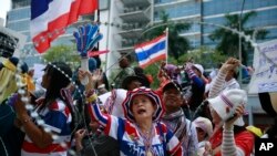 Demonstran anti-pemerintah menuntut Perdana Menteri Thailand Yingluck Shinawatra turun.