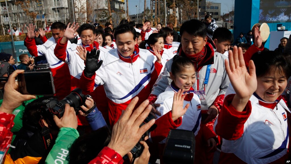 평창동계올림픽에 참가한 북한 선수단이 지난 8일 선수촌 입촌 환영행사에서 취재진과 시민들에게 손을 흔들고 있다.