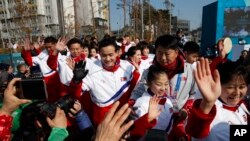 Para atlet Korea Utara disambut media setelah upacara penyambutan di Desa Olimpieade menjelang Olimpiade Musim Dingin 2018 di Gangneung, Korea Selatan, 8 Februari 2018. (Foto: AP)