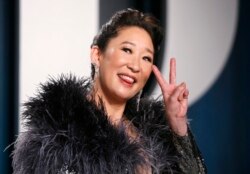 Sandra Oh saat menghadiri pesta "Vanity Fair Oscar" di Beverly Hills, Los Angeles, California menyambut Perhelatan ke-92 Academy Awards , 9 February 2020. (REUTERS/Danny Moloshok)