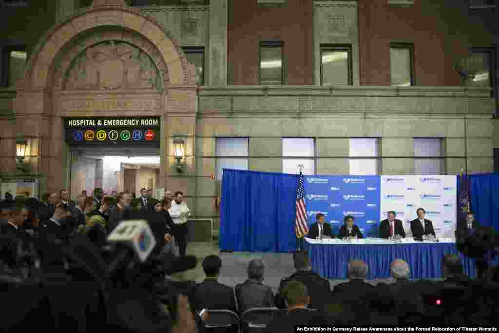 New York City Mayor Bill de Blasio, third from right, and New York Gov. Andrew Coumo, second from right, lead a news conference at Bellevue Hospital to discuss Craig Spencer, a Doctors Without Borders physician who tested positive for the Ebola virus, New York City, Oct. 23, 2014. 