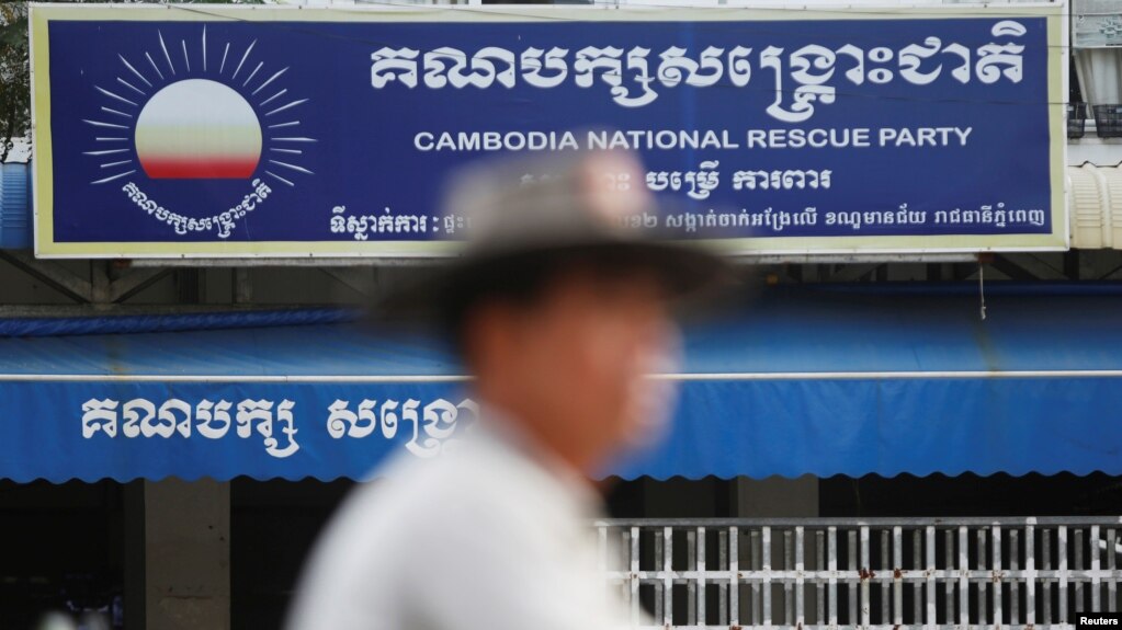 រូបឯកសារ៖ បុរសម្នាក់បើកម៉ូតូកាត់ទីស្នាក់ការរបស់គណបក្សសង្គ្រោះជាតិ (CNRP) ដែលត្រូវបានតុលាការរំលាយចោល នៅថ្ងៃទី១៧ ខែវិច្ឆិកា ឆ្នាំ២០១៧។