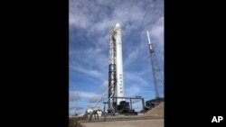 Roket Falcon 9 dan kapsul Dragon dalam persiapan peluncuran di Komplex-40, Cape Canaveral, Florida (2/10). SpaceX Dragon akan diluncurkan ke Stasiun Antariksa Internasional (ISS), hari ini (AP Photo/NASA).